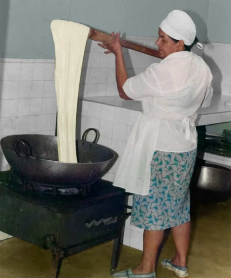 La hebra del quesillo se estira a mano sobre la paila