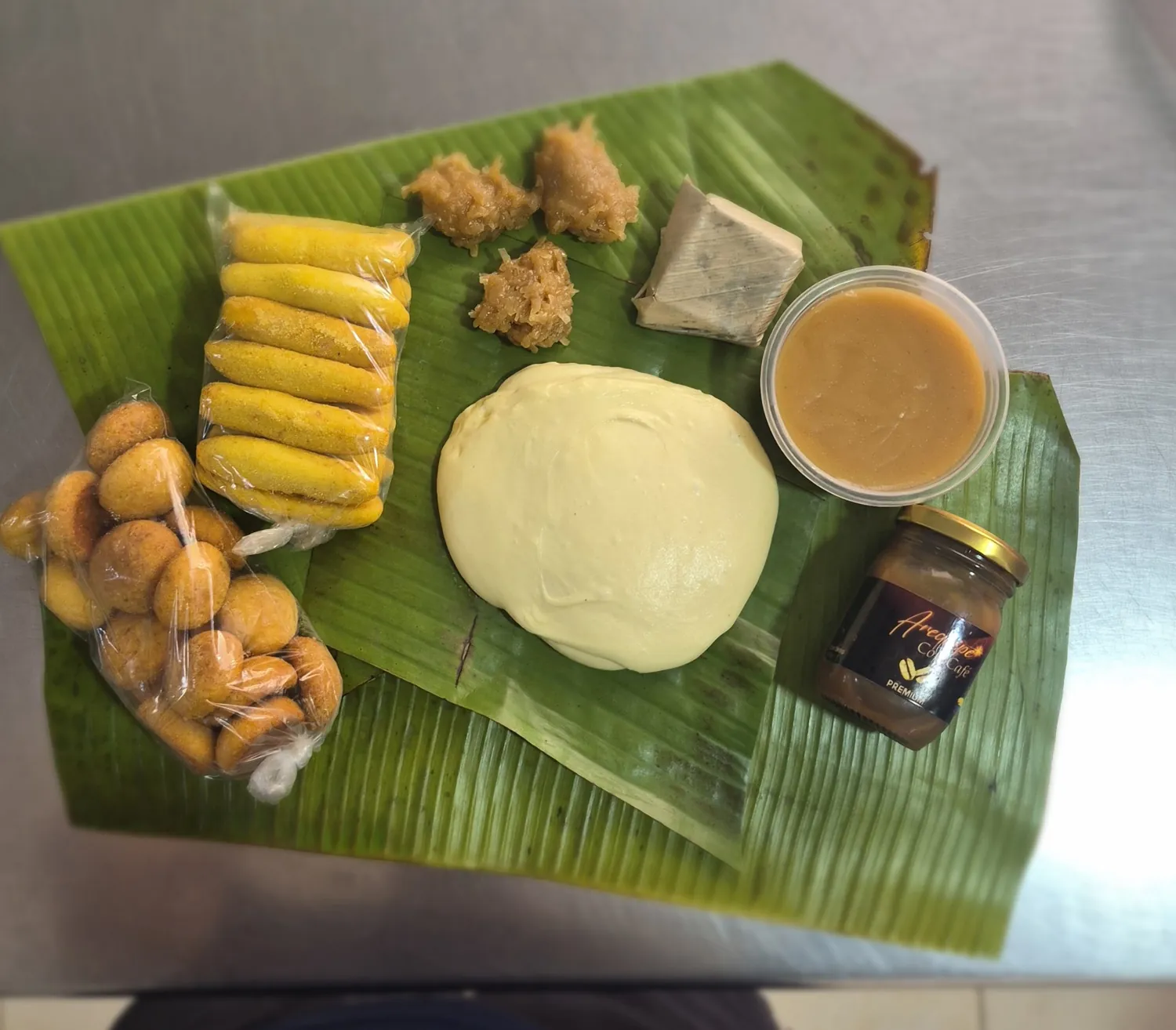 Quesillo, arequipe, cocadas, bocadillo y bizcochos de Doña Florinda sobre hoja de plátano